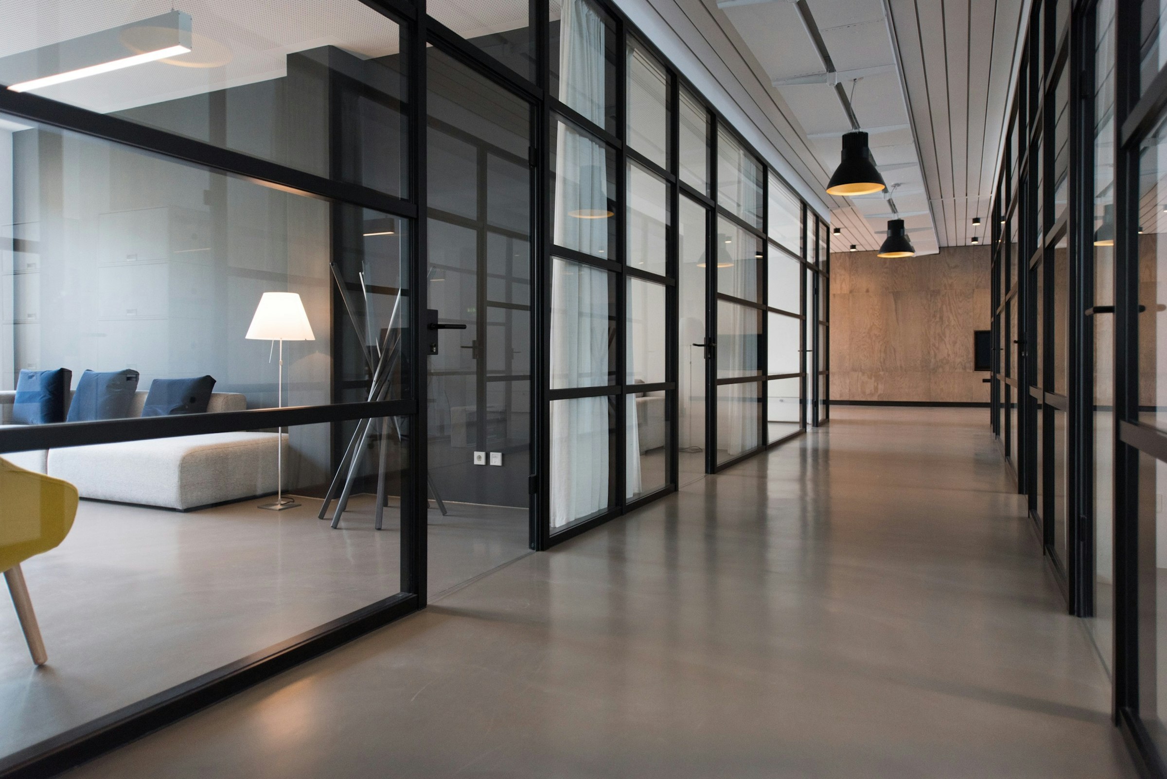 Ambiente di lavoro luminoso, consulenza e operatività